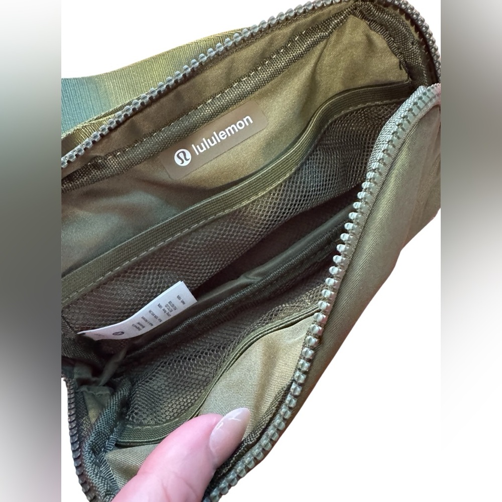 Lululemon Everywhere Belt Bag 1L - Picture 2 of 2